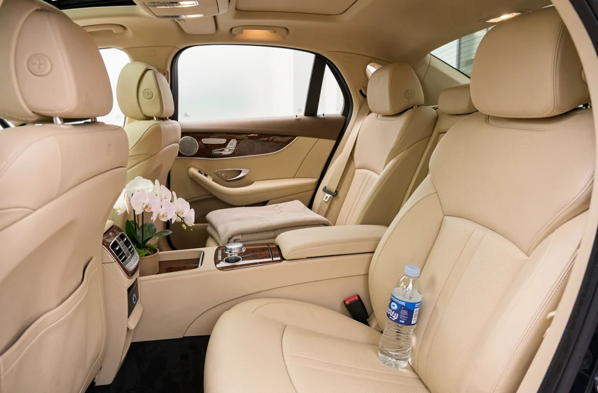Intérieur luxueux et cocooning d'une berline VTC à Reims avec sièges en cuir crème et détails soignés