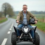 Homme d'âge moyen en jeans et veste légère sur un quad en campagne