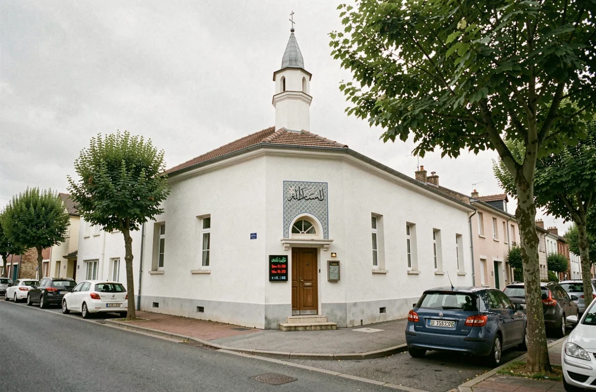Façade d'une mosquée de banlieue parisienne affichant les horaires de prières en français et en arabe